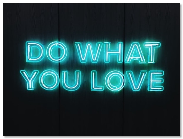 Neonschriftzug auf schwarzem Grund: Do What You Love / Foto von Milo Lin bei Unsplash