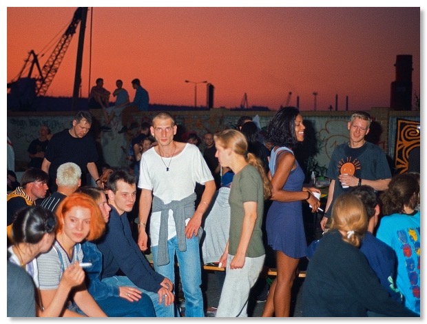 Eine Gruppe jugendlicher Partygänger auf einem Foto von Werner Amann aus seinem Buch 
